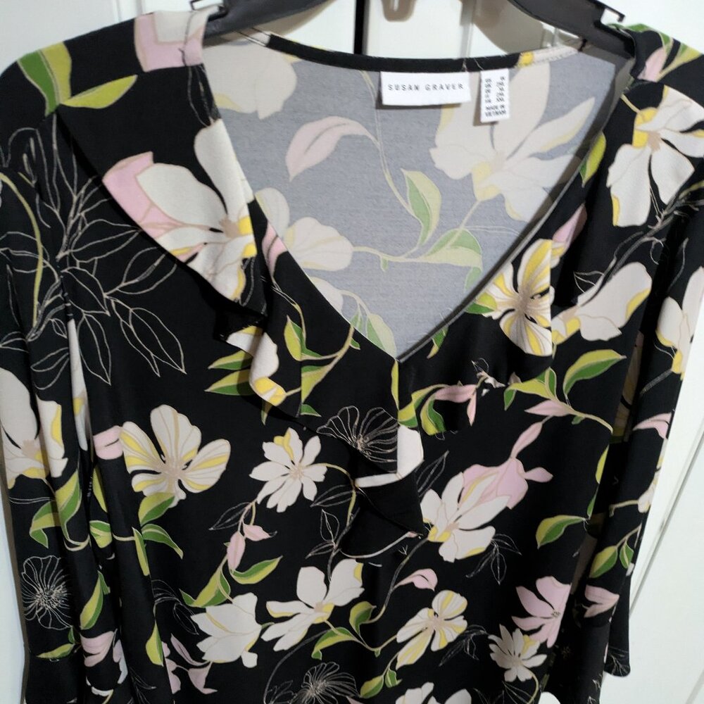 Just beautiful Women's floral blouse.